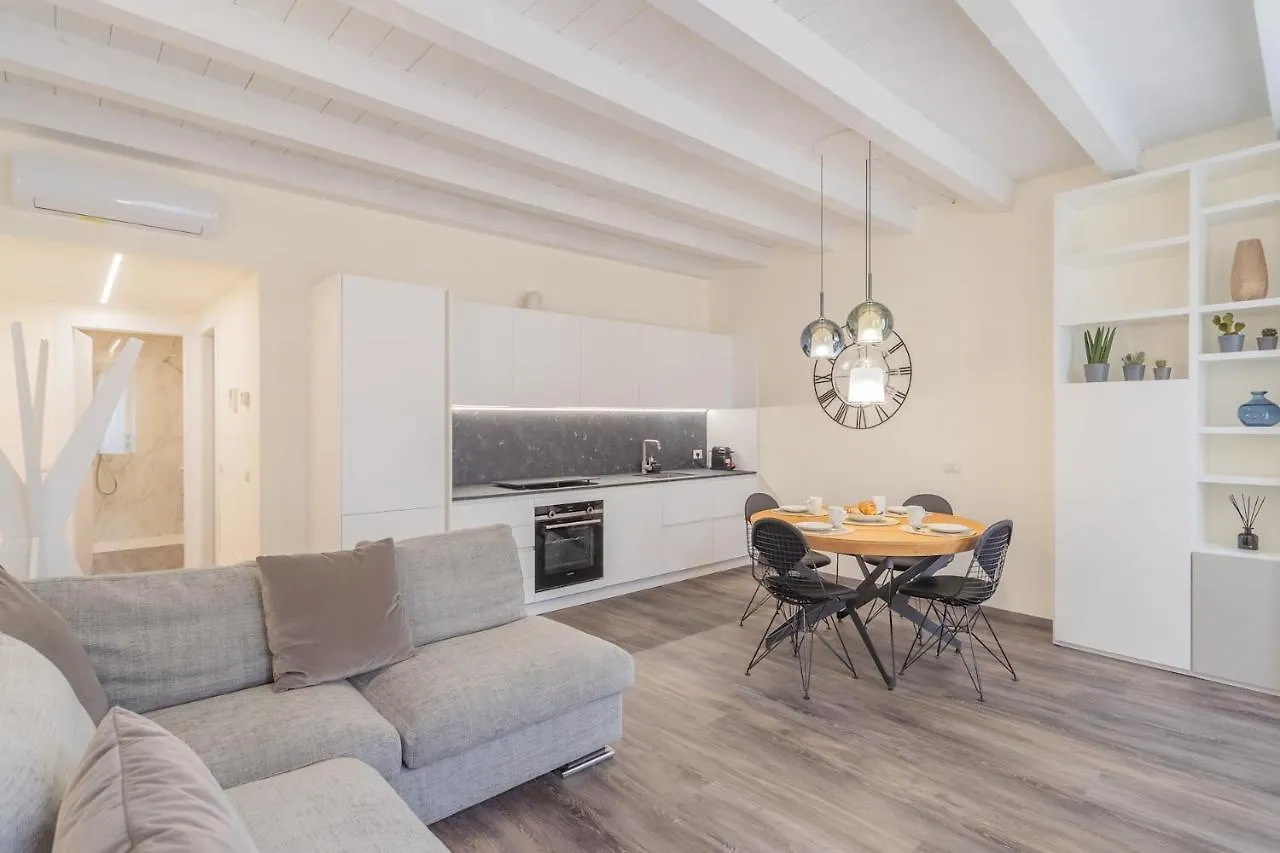 Modern & Stylish Apartment In Como City By Rent All Como Italië