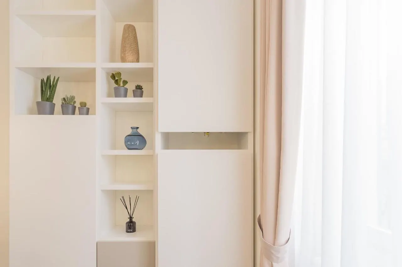 Modern & Stylish Apartment In Como City By Rent All Como 0*,  Italië
