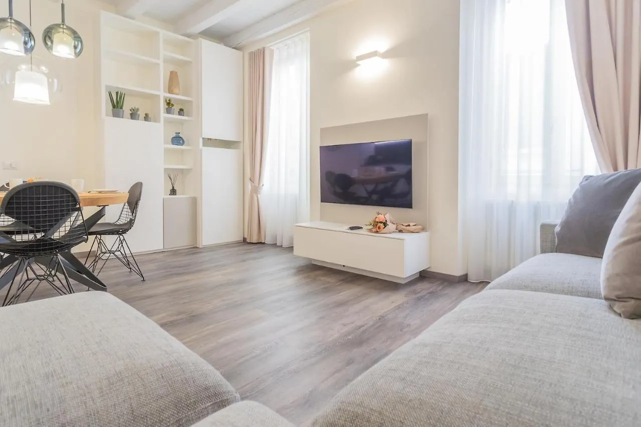 Modern & Stylish Apartment In Como City By Rent All Como