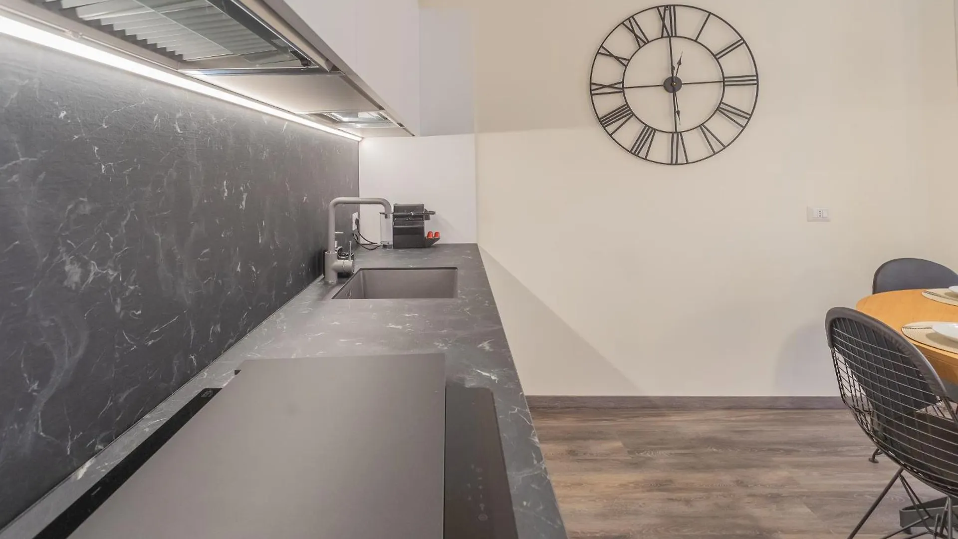 Modern & Stylish Apartment In Como City By Rent All 科莫