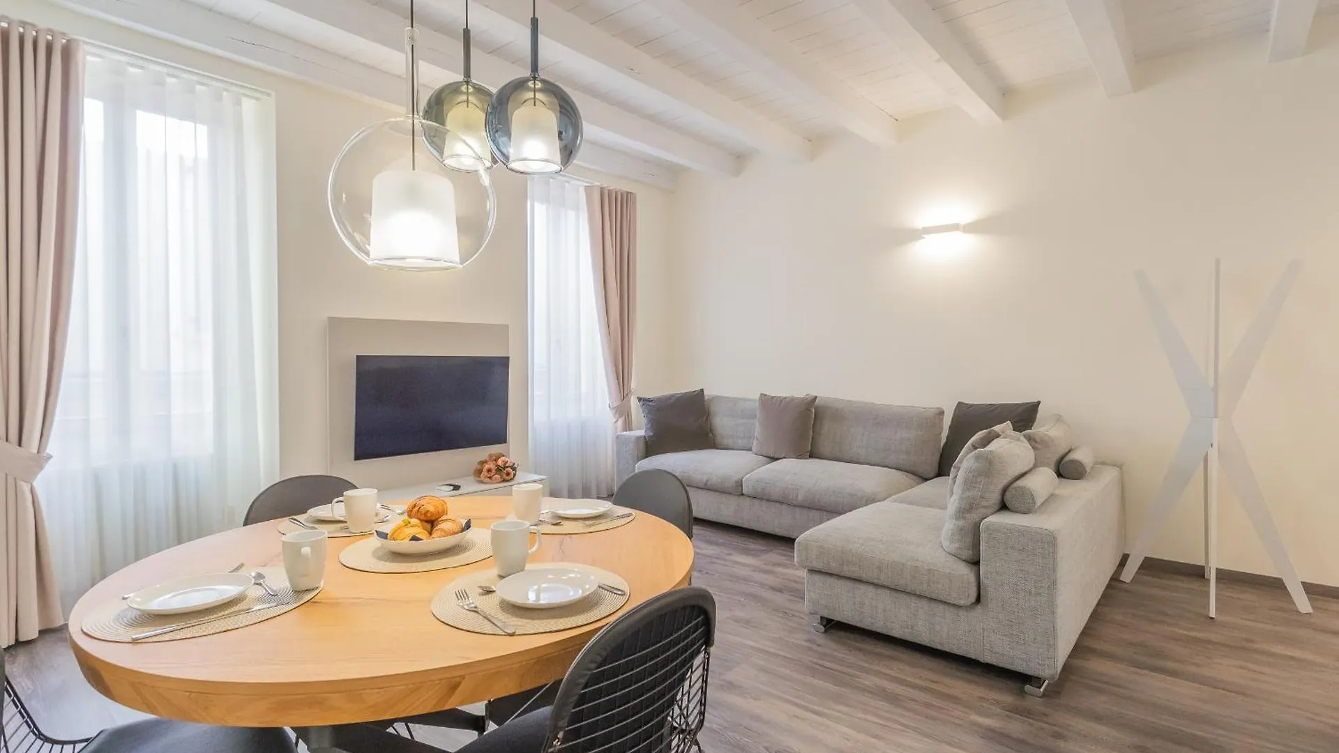 Modern & Stylish Apartment In Como City By Rent All 科莫