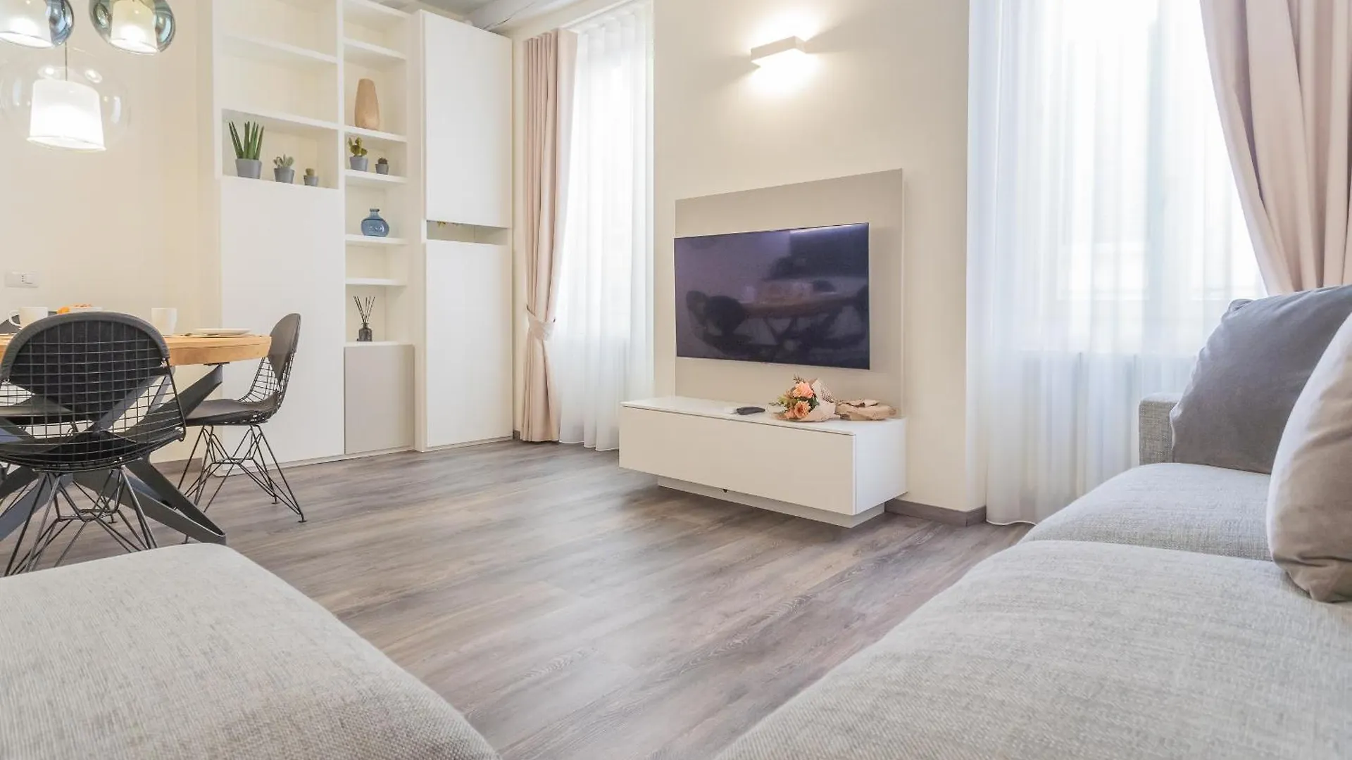 Modern & Stylish Apartment In Como City By Rent All 科莫
