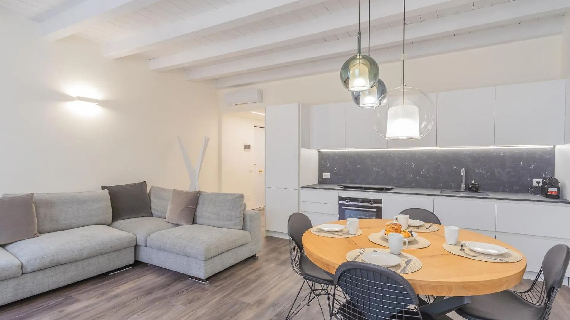 Modern & Stylish Apartment In Como City By Rent All 科莫