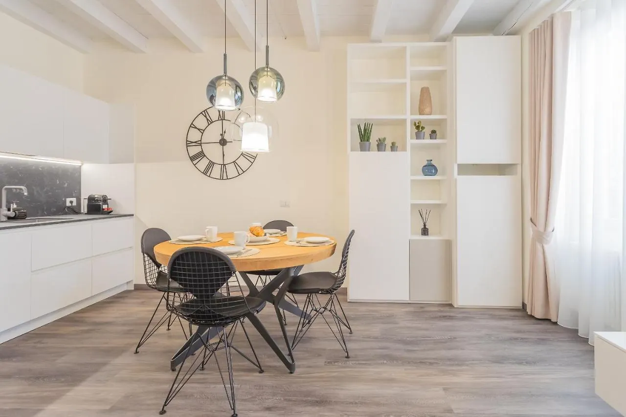 Modern & Stylish Apartment In Como City By Rent All 코모 이탈리아