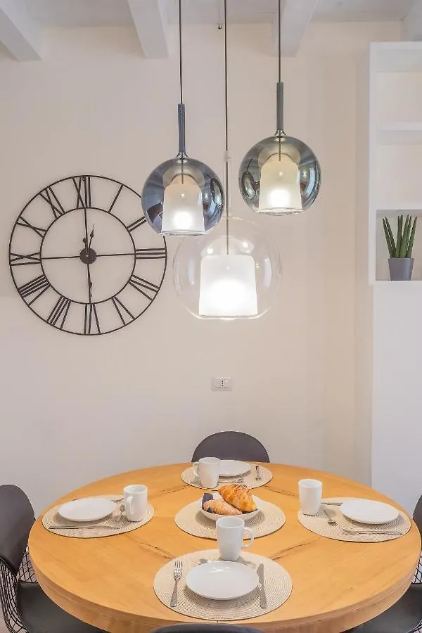 Modern & Stylish Apartment In Como City By Rent All Como