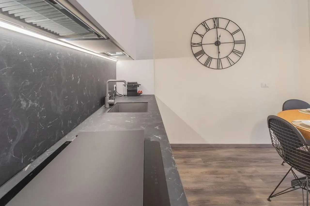 Modern & Stylish Apartment In Como City By Rent All Como