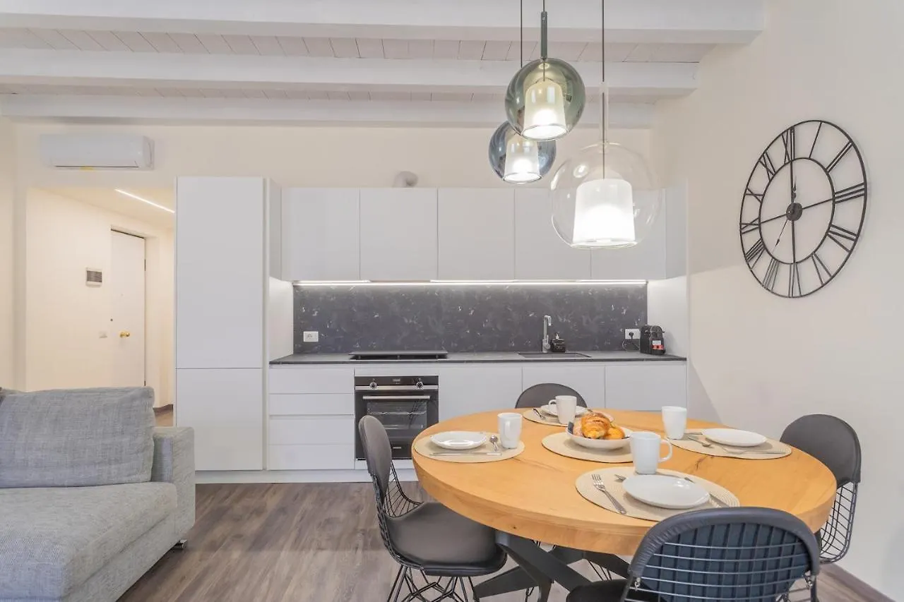 Modern & Stylish Apartment In Como City By Rent All Como